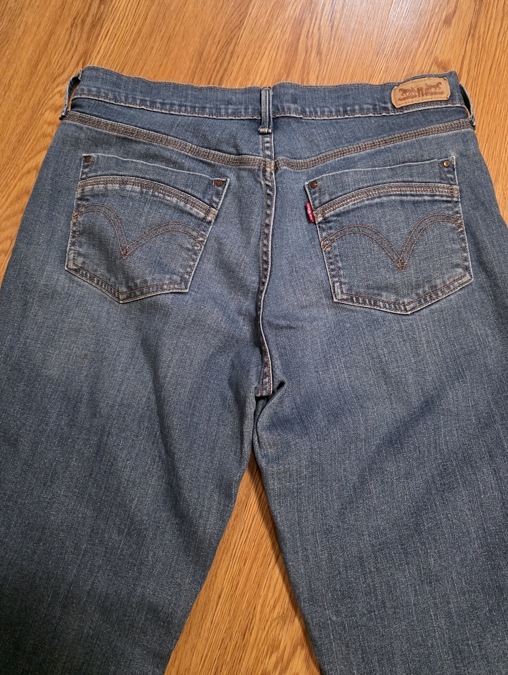 Levi's Capris Denim Jeans Women's Blue Cuffed Logo Size 6 - Picture 4 of 12